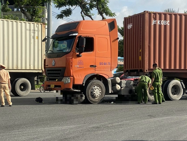 Tai nạn giao thông mới nhất hôm nay (8/8/2023): Xe tải tông 2 người đang thay lốp trên cao tốc thương vong