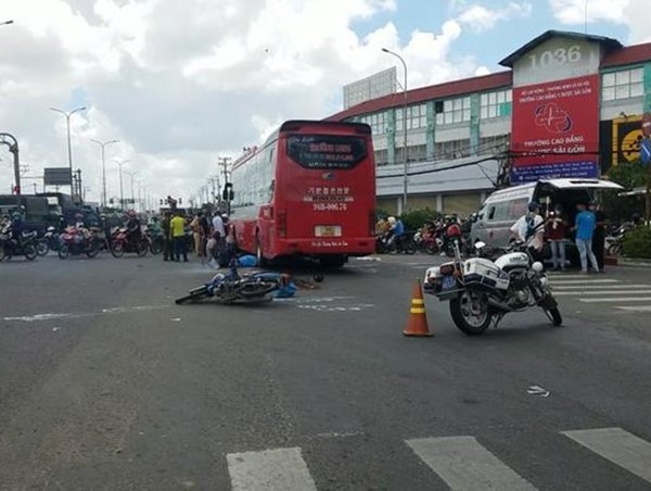 Tai nạn giao thông mới nhất hôm nay (9/8/2023): Hai vợ chồng thương vong sau va chạm ô tô khách