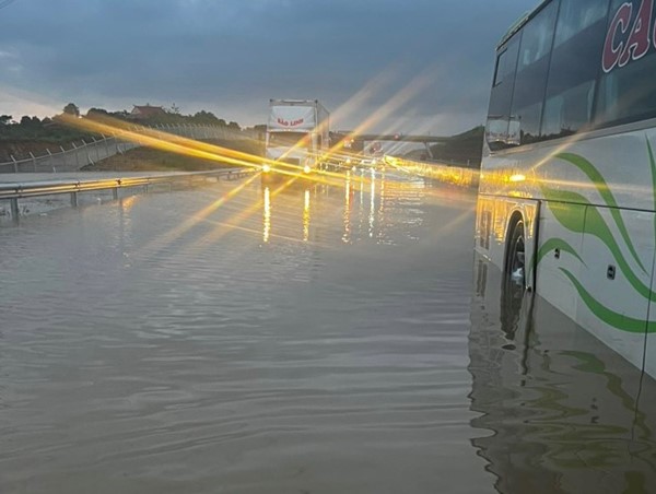 Kiểm tra nguyên nhân gây ngập lụt tại đường cao tốc Phan Thiết - Dầu Giây