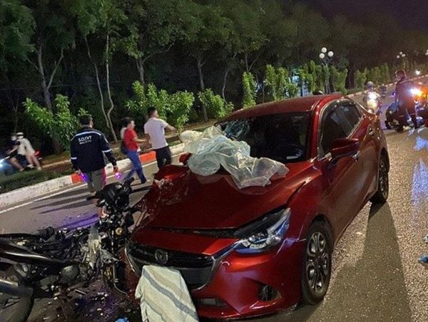 Tai nạn giao thông mới nhất hôm nay (11/8/2023): Xe máy chạy ngược chiều đâm ô tô, một người tử vong