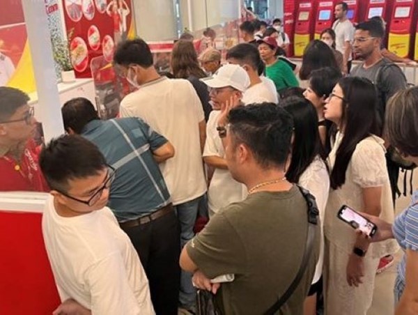 Hành khách bức xúc khi một hãng hàng không hoãn chuyến bay nhiều lần