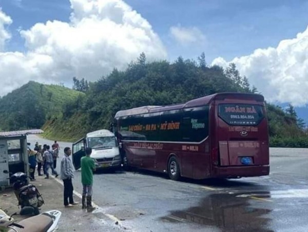 Tai nạn giao thông mới nhất hôm nay (13/8/2023): Hai xe khách đâm nhau, hàng chục người bị thương