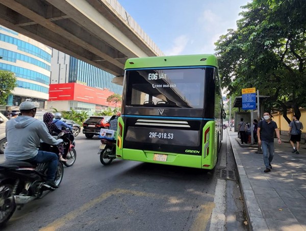 Hà Nội xem xét kế hoạch chuyển xe buýt sử dụng năng lượng xanh