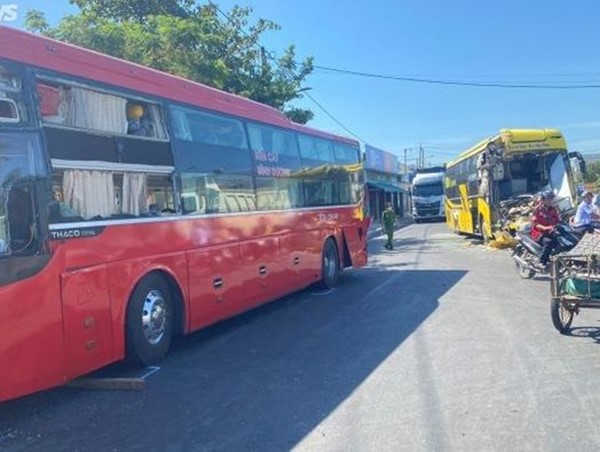 Tai nạn giao thông mới nhất hôm nay (14/8/2023): Tai nạn liên hoàn giữa 3 xe khách, 90 hành khách hoảng loạn