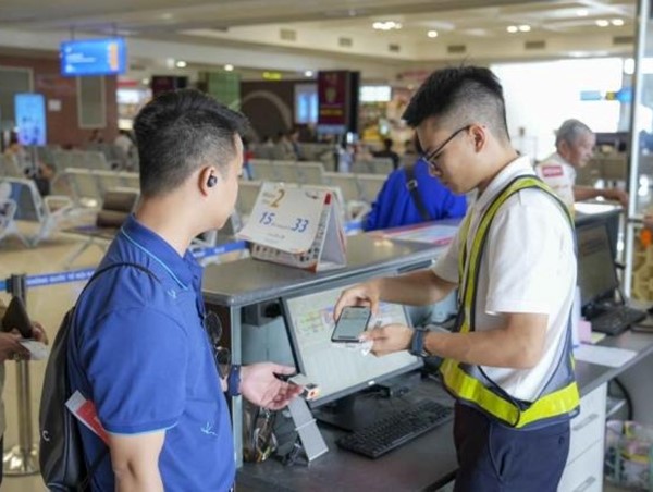 Chỉ mất 2 giây làm thủ tục lên máy bay bằng VNeID