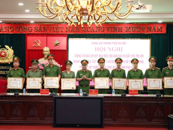 Khen thưởng các tập thể, cá nhân trong vụ giải cứu cháu bé 7 tuổi bị bắt cóc ở KĐT Việt Hưng