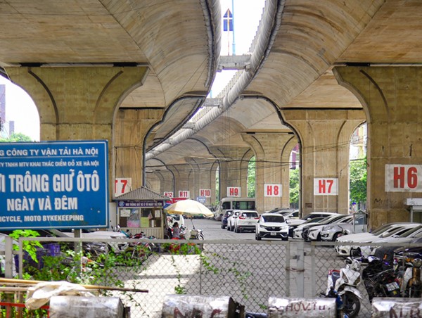 Trông xe dưới gầm cầu: Cần cơ chế khai thông cho các đô thị lớn