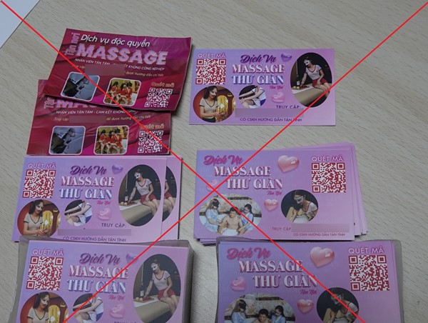 Bắt quả tang 2 đối tượng phát tờ rơi có hình ảnh nhạy cảm để lừa đảo