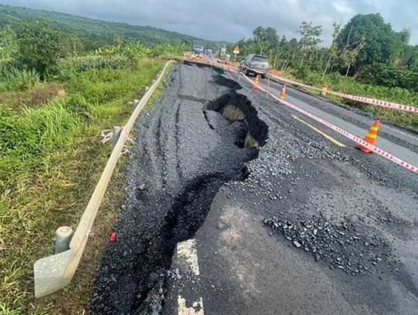 Khẩn trương xác định nguyên nhân, phương án xử lý hư hỏng đường Hồ Chí Minh qua Đắk Lắk