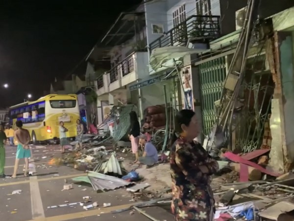 Tai nạn giao thông mới nhất hôm nay (17/8/2023): Xe khách giường nằm tông vào 9 nhà dân bên đường