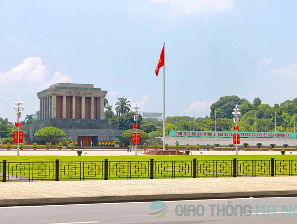 Đường phố Hà Nội rực rỡ cờ hoa 