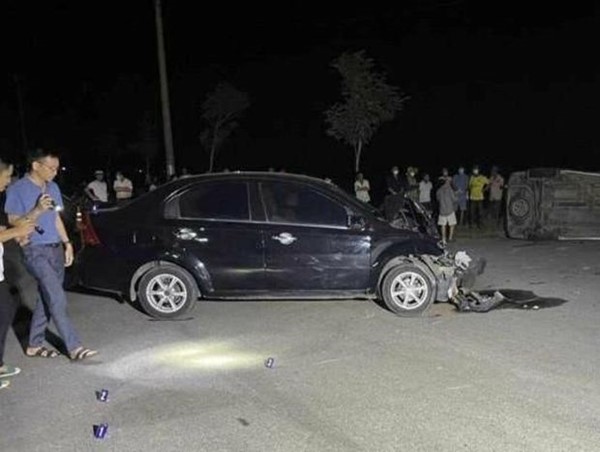 Tai nạn giao thông mới nhất hôm nay (18/8/2023): Hai ô tô va chạm, một tài xế mắc kẹt trong cabin tử vong