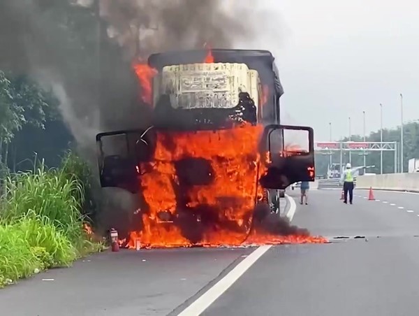 Tai nạn giao thông mới nhất hôm nay (20/8/2023): Đi bộ bên đường, người đàn ông bị ô tô tông tử vong