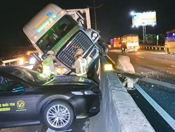 Tai nạn giao thông mới nhất hôm nay (21/8/2023): Trèo qua dải phân cách sang đường, người đàn ông bị ô tô đâm tử vong