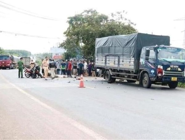 Tai nạn giao thông mới nhất hôm nay (22/8/2023): Va chạm với xe tải, cụ ông đi xe máy tử vong