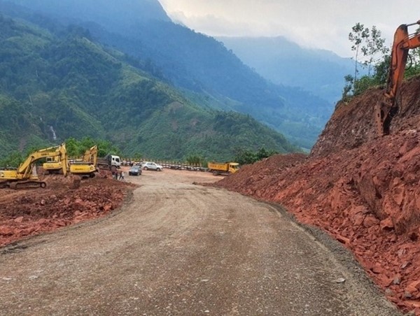 Đề xuất gần 1.400 tỷ đồng đầu tư tuyến đường Quốc lộ 15D 