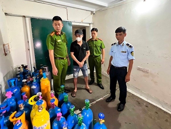 Phát hiện kho kinh doanh khí cười trái phép sâu trong ngõ nhỏ