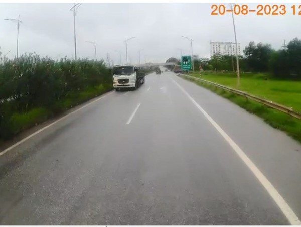 Xử lý tài xế xe đầu kéo liều lĩnh đi ngược chiều trên đường cao tốc Hà Nội - Bắc Giang 