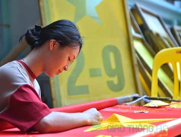  Làng nghề truyền thống tất bật may, thêu cờ Tổ quốc chào đón Quốc Khánh 2/9