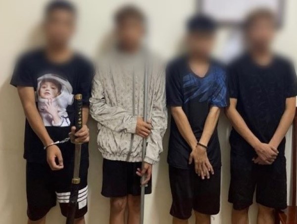 Cảnh sát cơ động bắt giữ nhóm thanh niên mang theo hung khí trong đêm