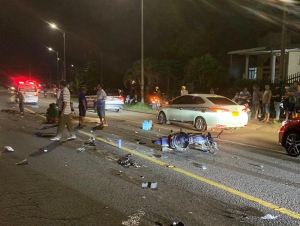 Tai nạn giao thông mới nhất hôm nay (28/8/2023): Xe máy “kẹp 3” tông trực diện xe khách, 3 thanh niên tử vong