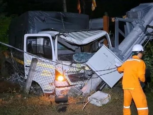 Tai nạn giao thông mới nhất hôm nay (29/8/2023): Tông gãy cột điện trung thế, tài xế ô tô tử vong