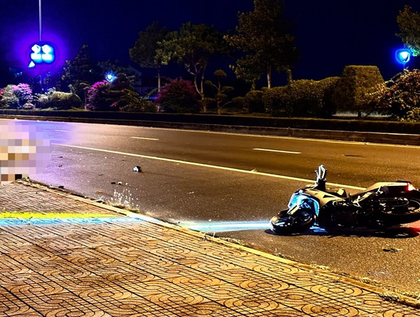 Tai nạn giao thông mới nhất hôm nay (30/8/2023): Xe máy lao vào lề đường, nam thanh niên tử vong trên đường đi làm về