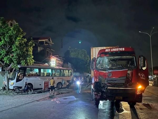 Tai nạn giao thông mới nhất hôm nay (31/8/2023): Container đâm vào ô tô khách đỗ trên quốc lộ 5