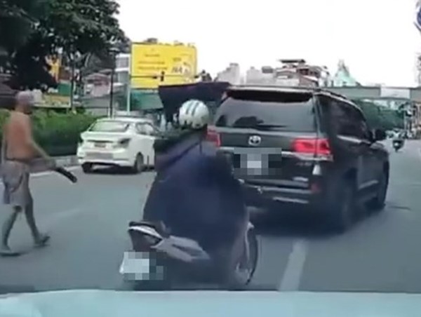 Triệu tập người đàn ông cởi trần phi dao cắm vào kính ô tô đang chạy trên đường 