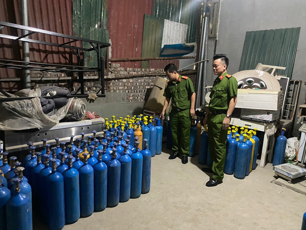 Phát hiện kho hàng cung cấp khí cười cho các quán bar, pub