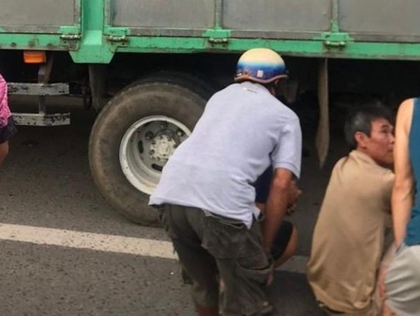 Tai nạn giao thông mới nhất hôm nay (1/9/2023): Tông vào đuôi xe tải đang đậu trên Quốc lộ 1, hai người tử vong