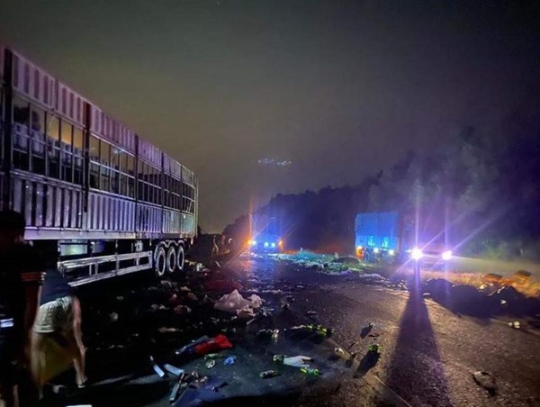 Tai nạn giao thông mới nhất hôm nay (2/9/2023): Xe ô tô tông hàng loạt xe máy dừng đèn đỏ trên Quốc lộ 1A