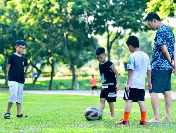 Di tích lịch sử, công viên tấp nập người dân tới vui chơi trong ngày Quốc khánh 2/9