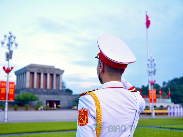 Người dân bốn phương nô nức vào Lăng viếng Bác nhân dịp Quốc khánh 2/9