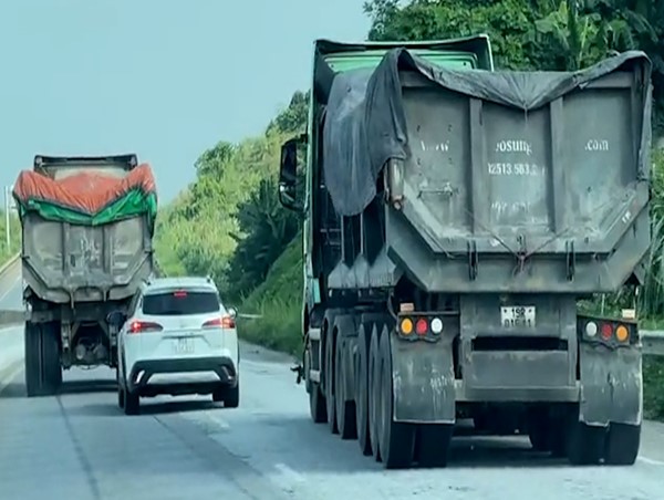 Khởi tố vụ án 2 xe ben chèn ép ô tô con trên cao tốc Nội Bài - Lào Cai