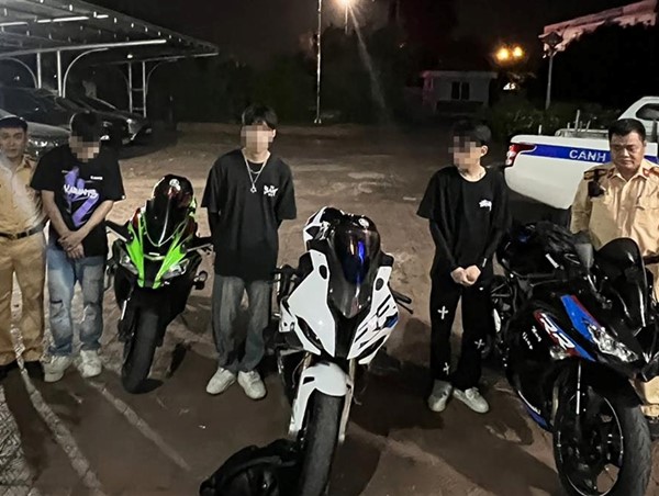 Tước giấy phép lái xe 2 tháng đối với 3 thanh niên đi xe máy vào cao tốc