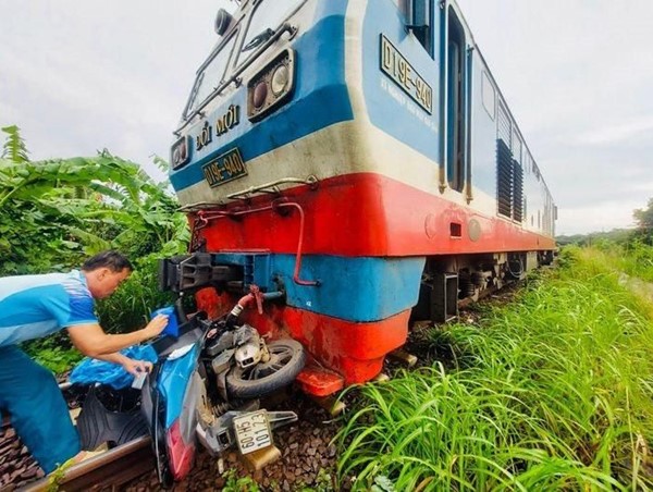 Tai nạn giao thông mới nhất hôm nay (4/9/2023): Đôi nam nữ tử vong thương tâm sau va chạm với tàu hỏa
