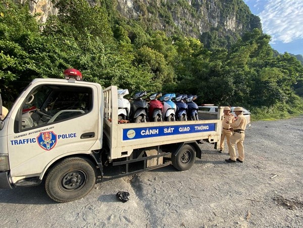 Phát hiện nhóm thanh, thiếu niên chạy xe máy trên cao tốc Pháp Vân-Cầu Giẽ