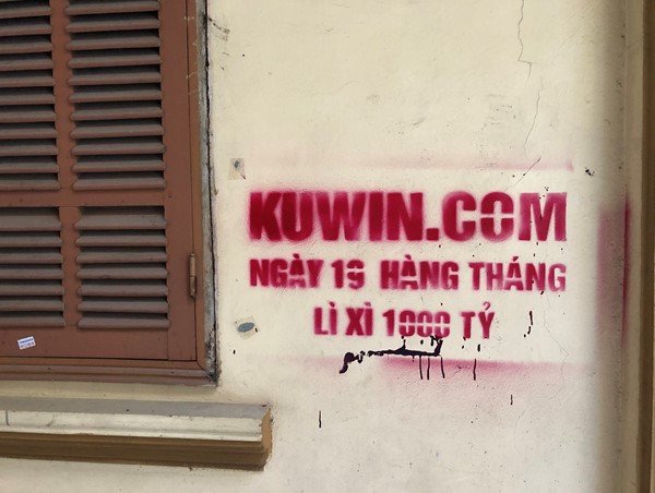 CLIP: Hàng loạt nhà trong khu phố bị bôi bẩn bởi quảng cáo 