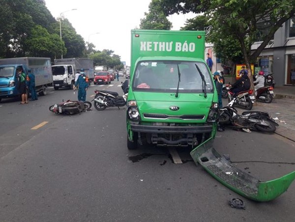 Tai nạn giao thông mới nhất hôm nay (7/9/2023): Xe thư báo tông hàng loạt xe máy, 3 người bị thương