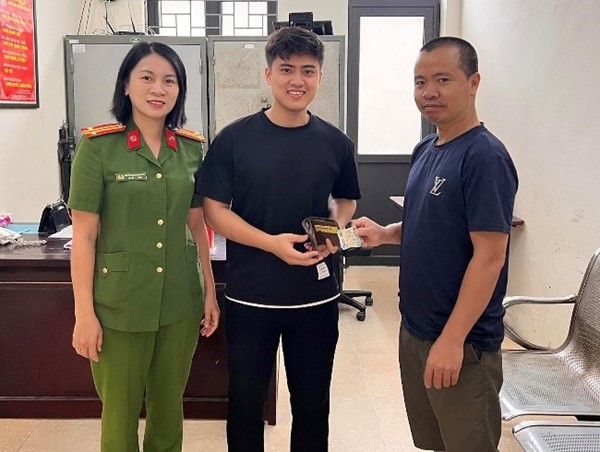 Kịp thời tìm chủ nhân chiếc ví bị rơi để trao trả