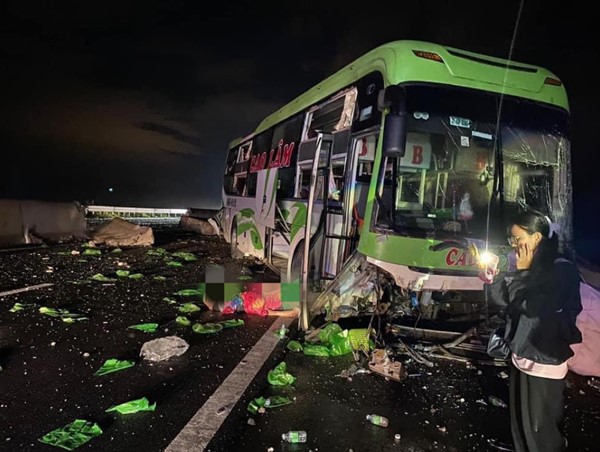 Tai nạn giao thông mới nhất hôm nay (9/9/2023): Xe khách gặp tai nạn trên cao tốc, phụ xe văng ra ngoài tử vong