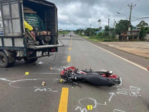 Tai nạn giao thông mới nhất hôm nay (10/9/2023): Xe máy kẹp 3 tông vào đuôi xe tải, một thiếu niên tử vong