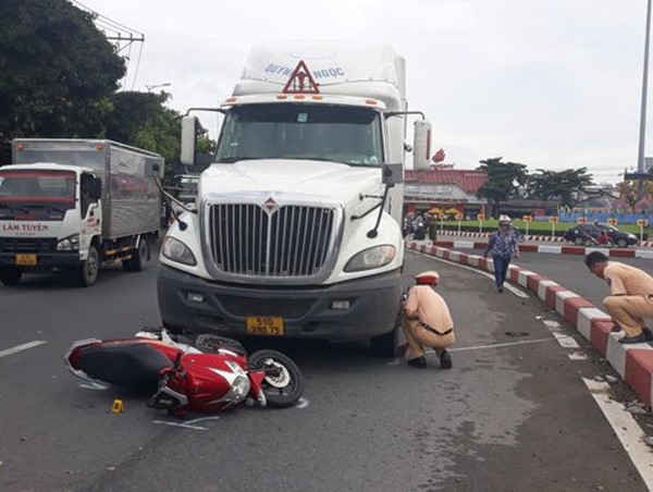 Tai nạn giao thông mới nhất hôm nay (11/9/2023): Tông vào xe tải đậu bên đường, đôi vợ chồng tử vong 