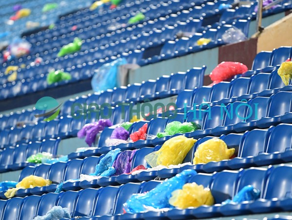 Sân Thiên Trường “ngập ngụa” trong rác sau trận thắng của ĐT Việt Nam