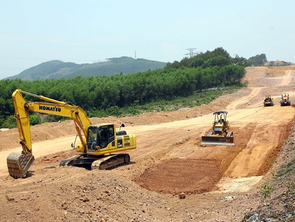 Xem xét nguồn vật liệu từ các dự án nạo vét luồng lạch để làm vật liệu san lấp cho dự án cao tốc