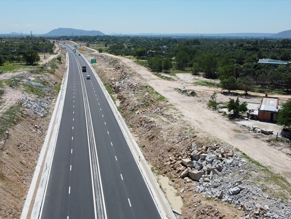 Sớm hoàn thành, đưa đường dân sinh, đường dẫn vào cao tốc vào hoạt động