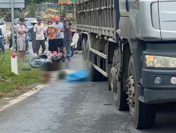 Tai nạn giao thông mới nhất hôm nay (14/9/2023): Va chạm xe tải, 2 người phụ nữ đi xe máy bị cán thương vong