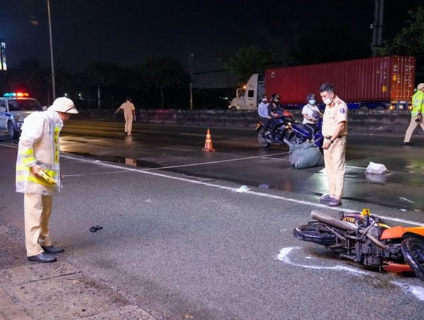 Tai nạn giao thông mới nhất hôm nay (15/9/2023): Va chạm container, người đàn ông đi xe máy tử vong