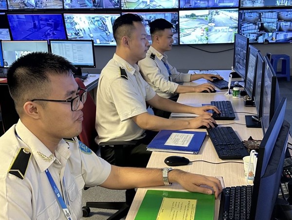 Nhân viên an ninh hàng không giúp hành khách tìm lại tài sản bỏ quên